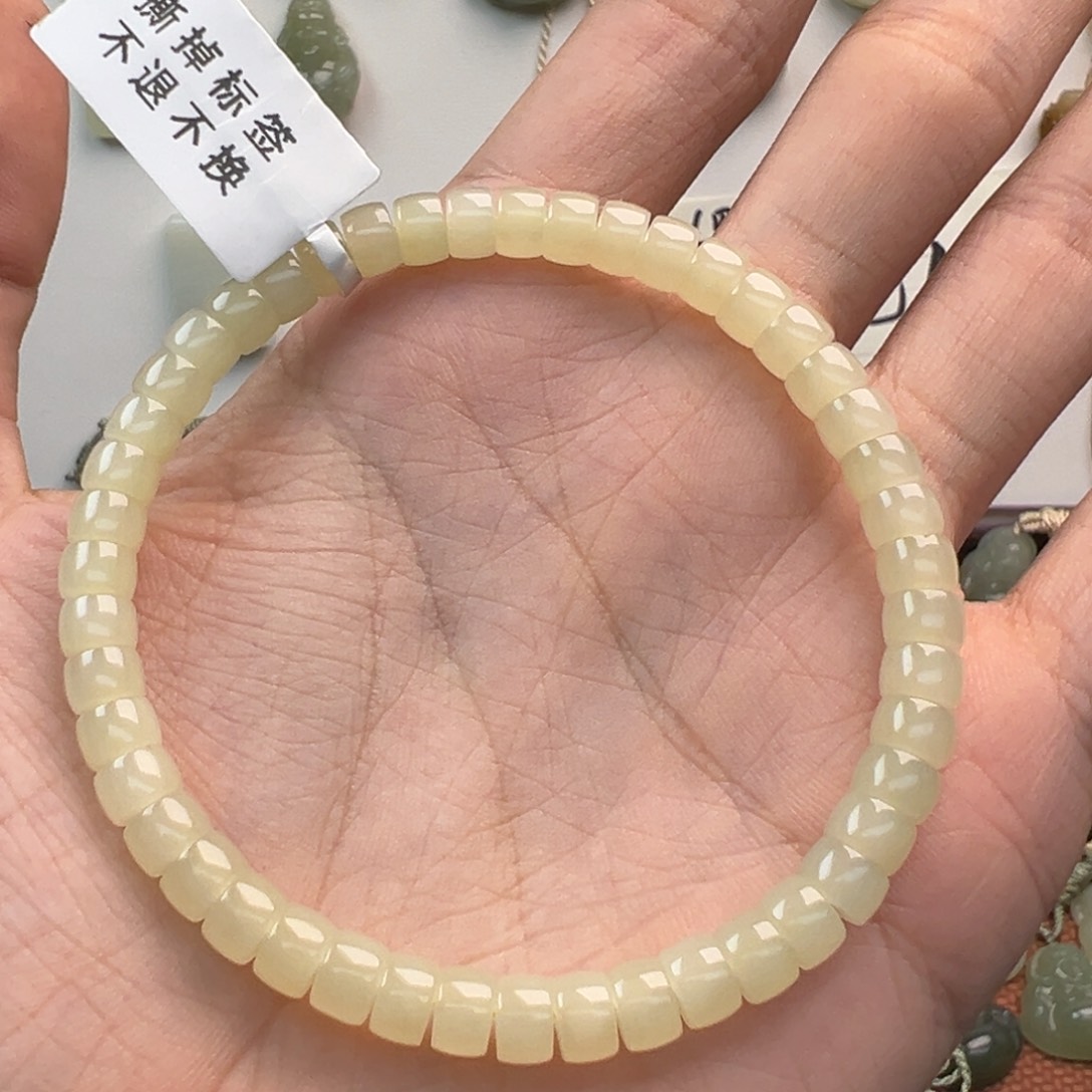 开***。颈饰未镶嵌和田玉