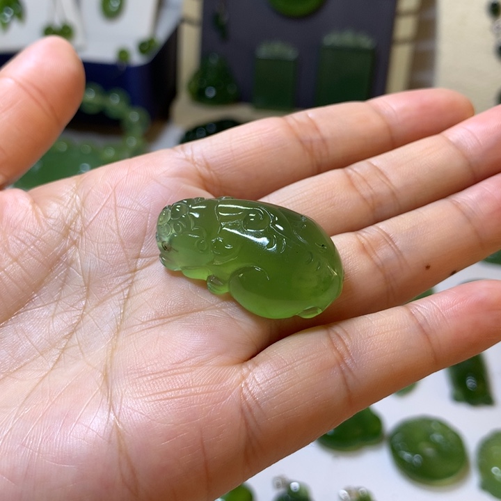 岫玉未镶嵌颈饰吊坠