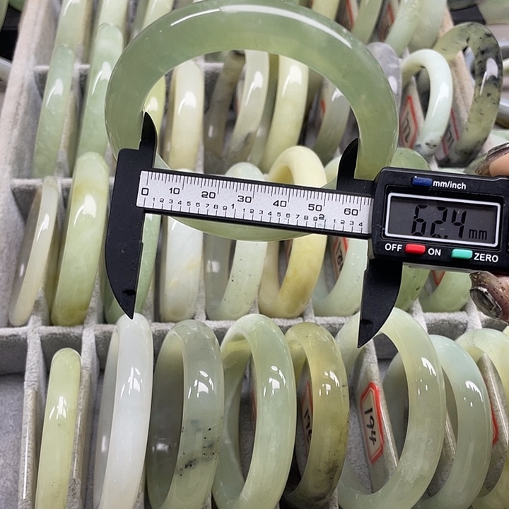 蛇纹石玉未镶嵌手镯200