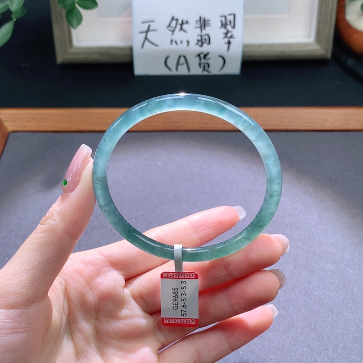 翡翠手镯未镶嵌越****?天然翡翠手镯