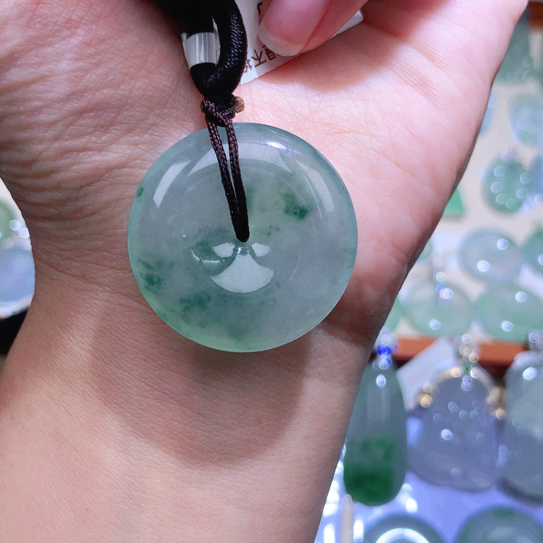 翡翠未镶嵌颈饰平安扣