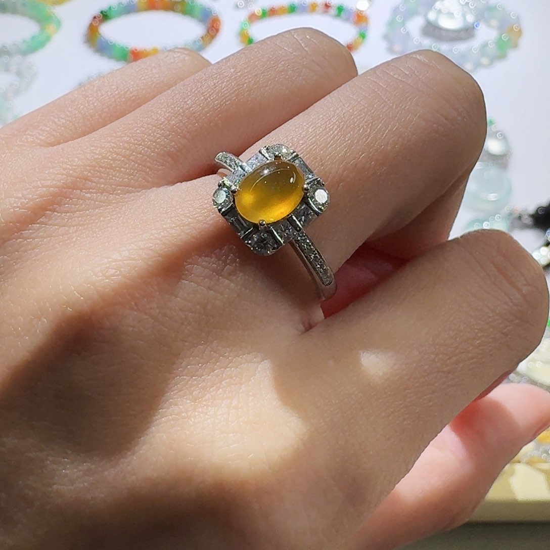 翡翠戒指18K金镶嵌黄翡蛋面卡7.1