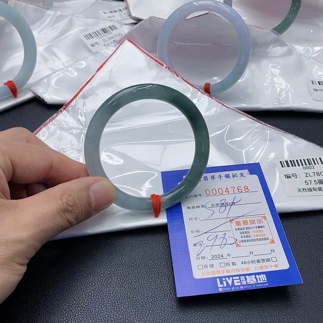 翡翠手镯未镶嵌翡翠手镯