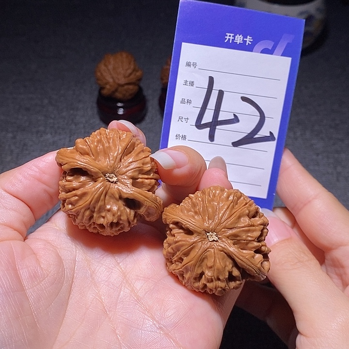 文玩核桃把件水龙纹42左右有修