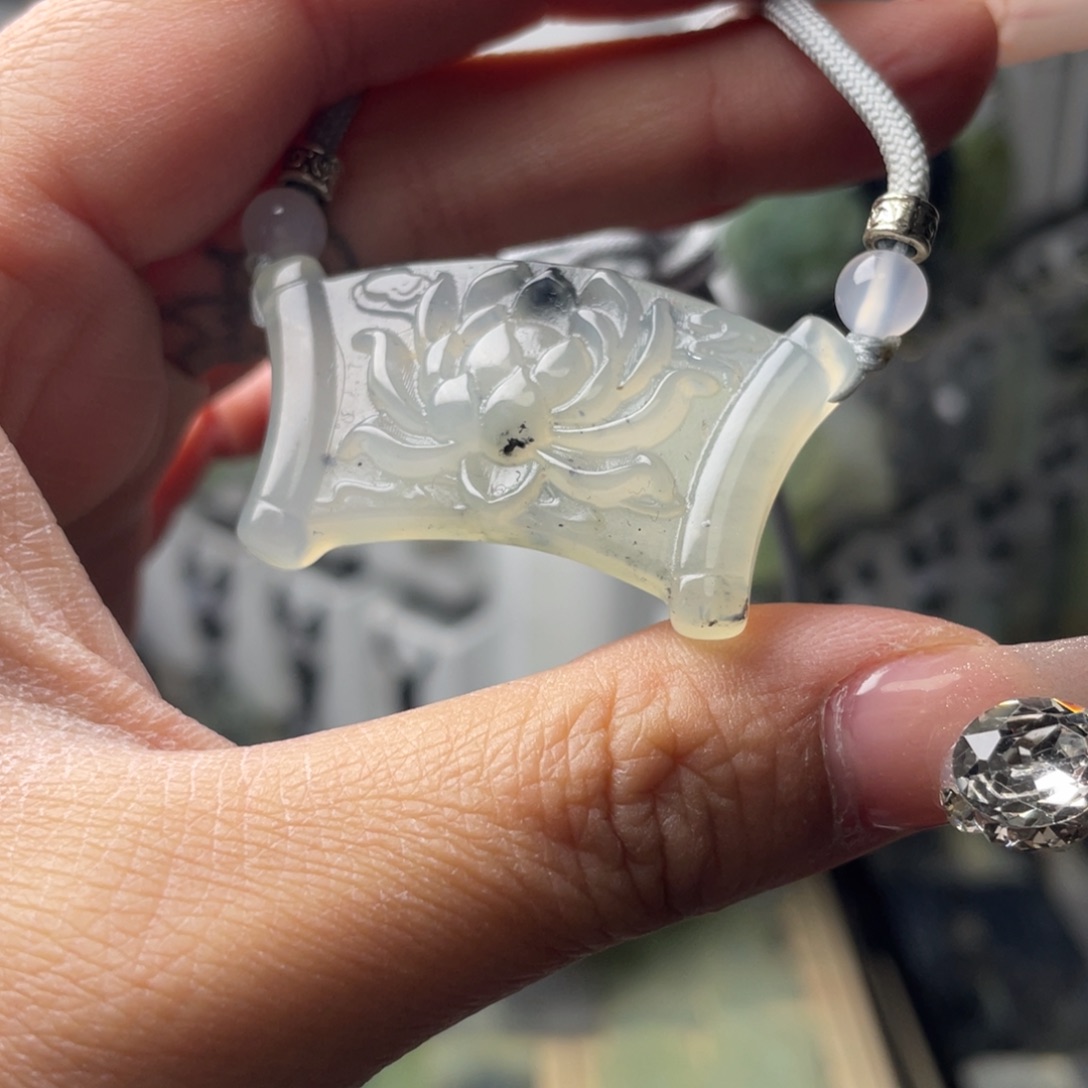 岫玉颈饰未镶嵌花卷