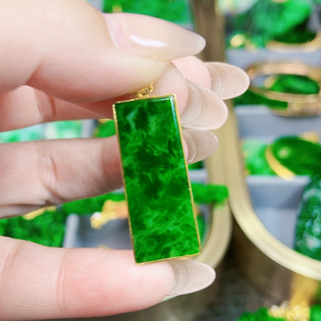 翡翠颈饰18K金镶嵌吊坠