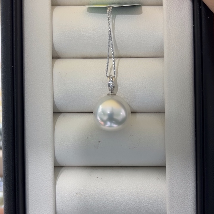 海水珍珠漏澳白灵动奶嘴吊坠13-14mm18K金镶嵌