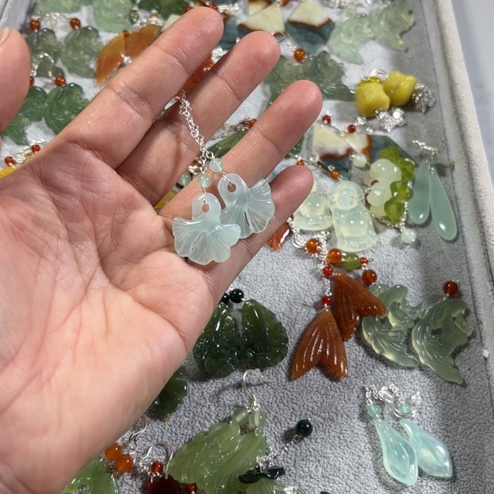 蛇纹石玉未镶嵌耳饰