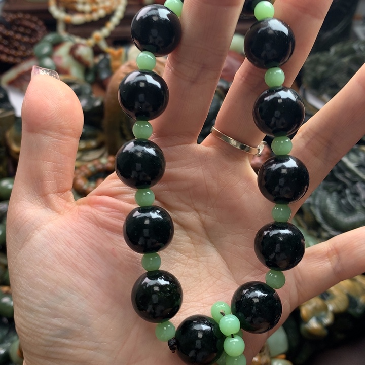 透闪石质玉把件未镶嵌