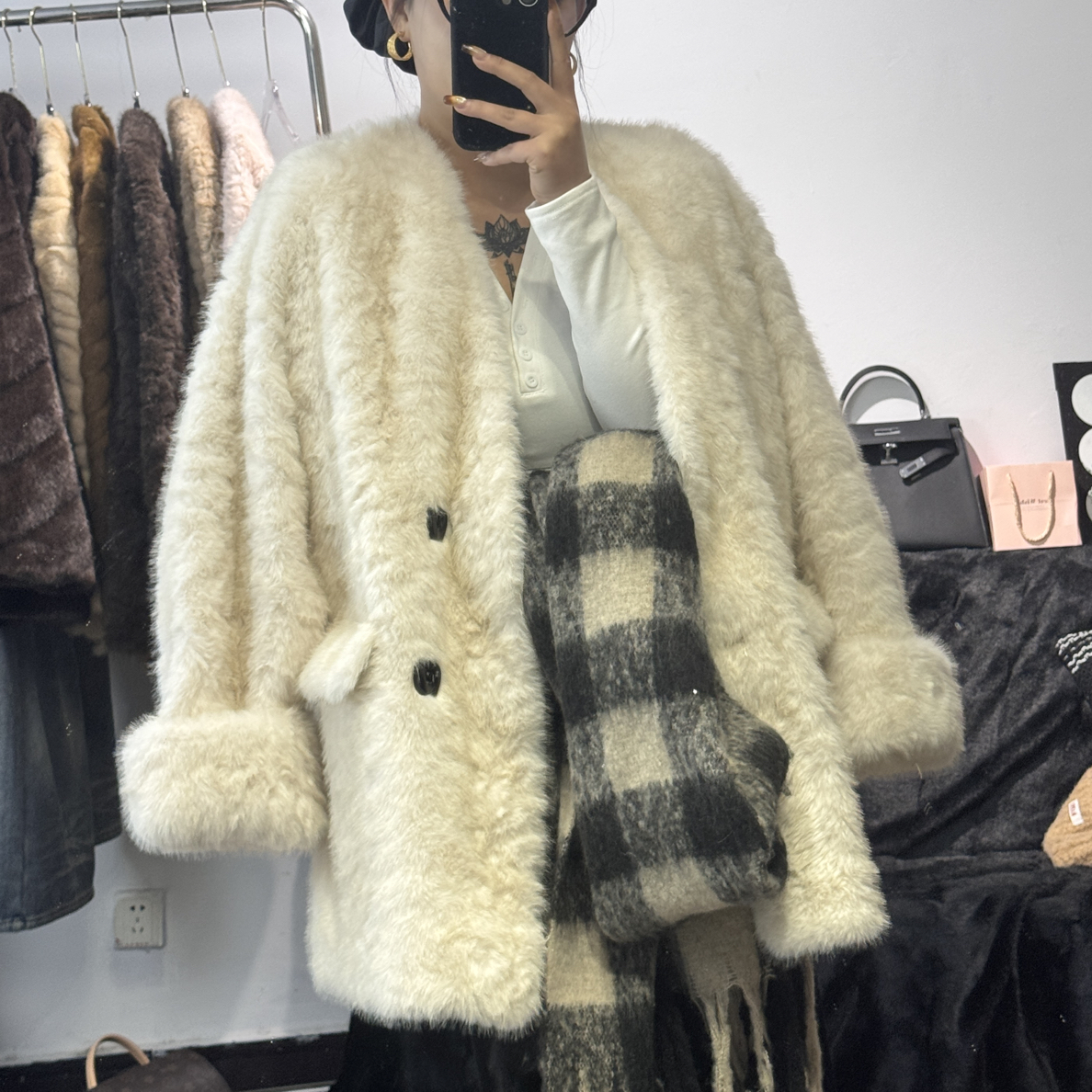 新款双排扣外套女冬季加厚保暖V领宽松显瘦百搭毛毛衣