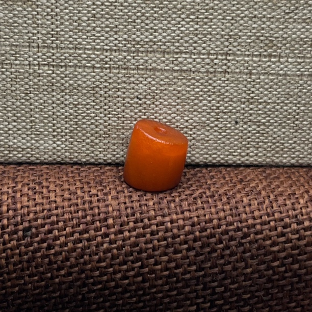 编号12.25橘皮老蜜蜡斜切马蹄珠文玩手串配饰1.07克尺寸11.5×11.3