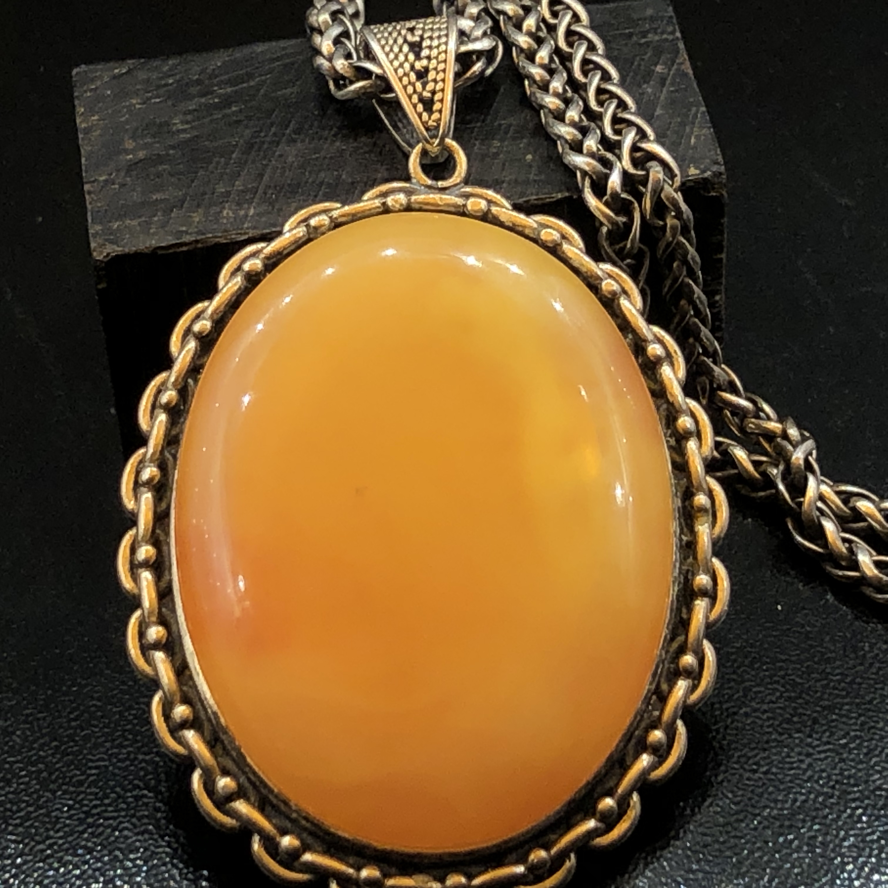 原生态白花蜜蜡吊坠。