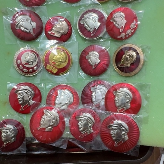 湖***人其他普通金属圆形红色人物像章