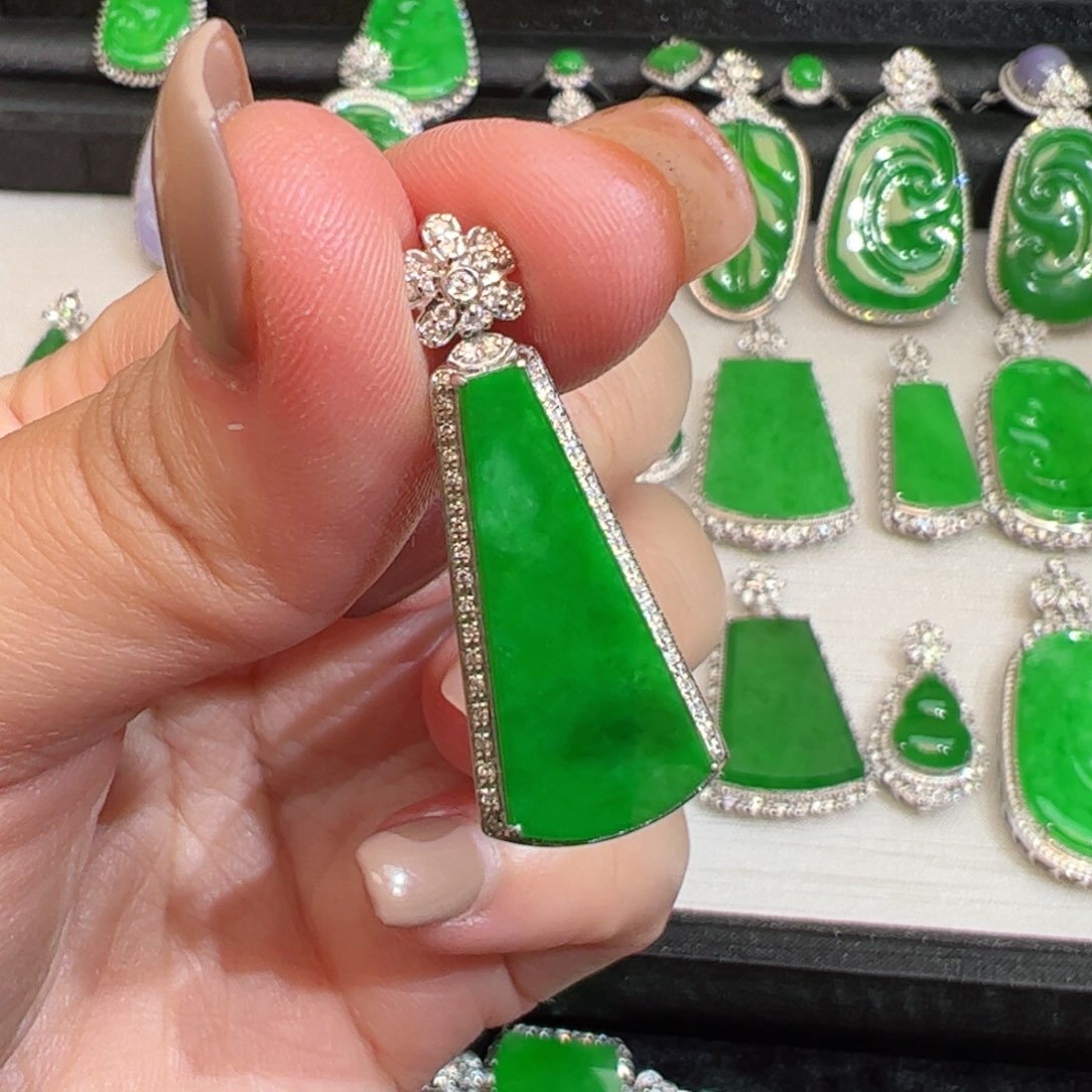 翡翠吊坠(不含链)18K金镶嵌