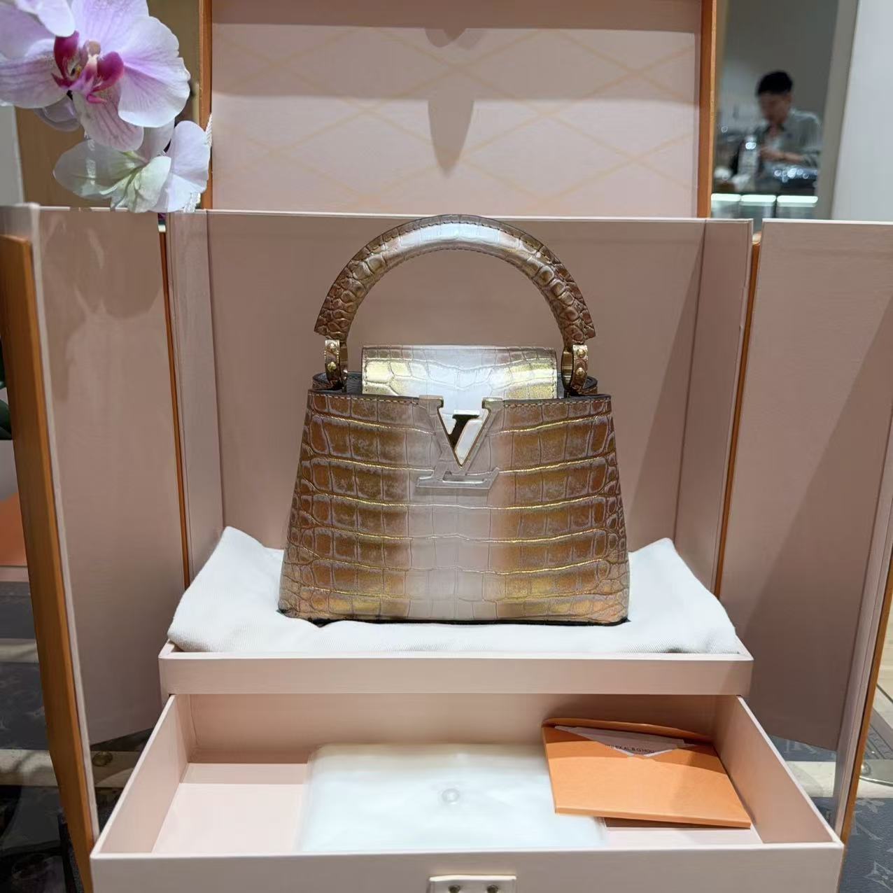 99新 LouisVuitton/路易威登 capucines mini 撒哈拉鎏金款幻彩
