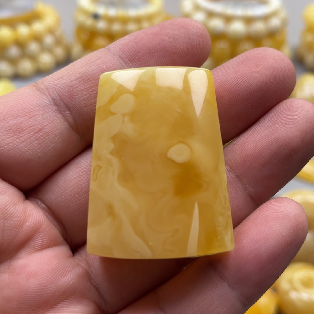 未镶嵌颈饰琥珀吊坠
