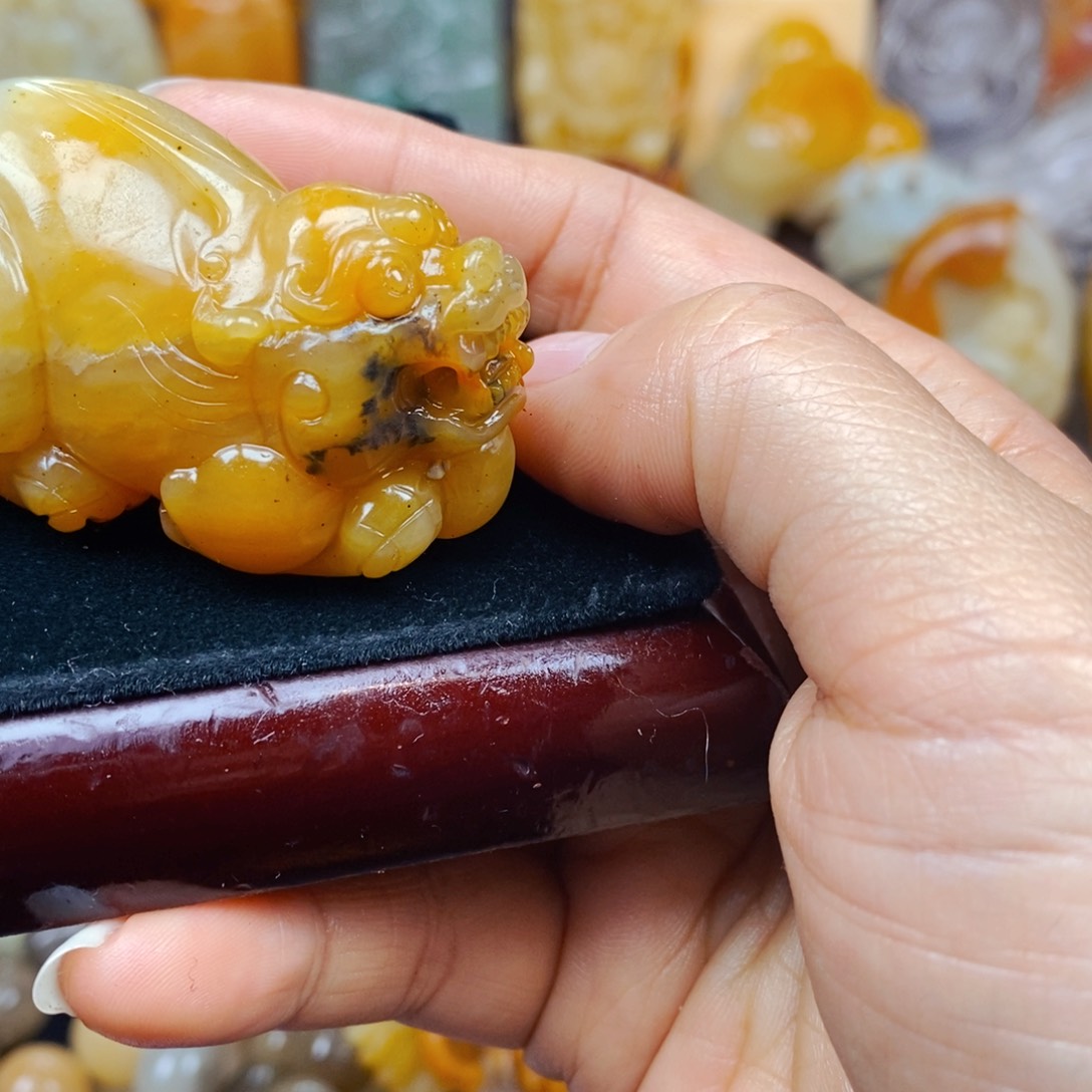 石英质玉（黄龙玉）未镶嵌颈饰