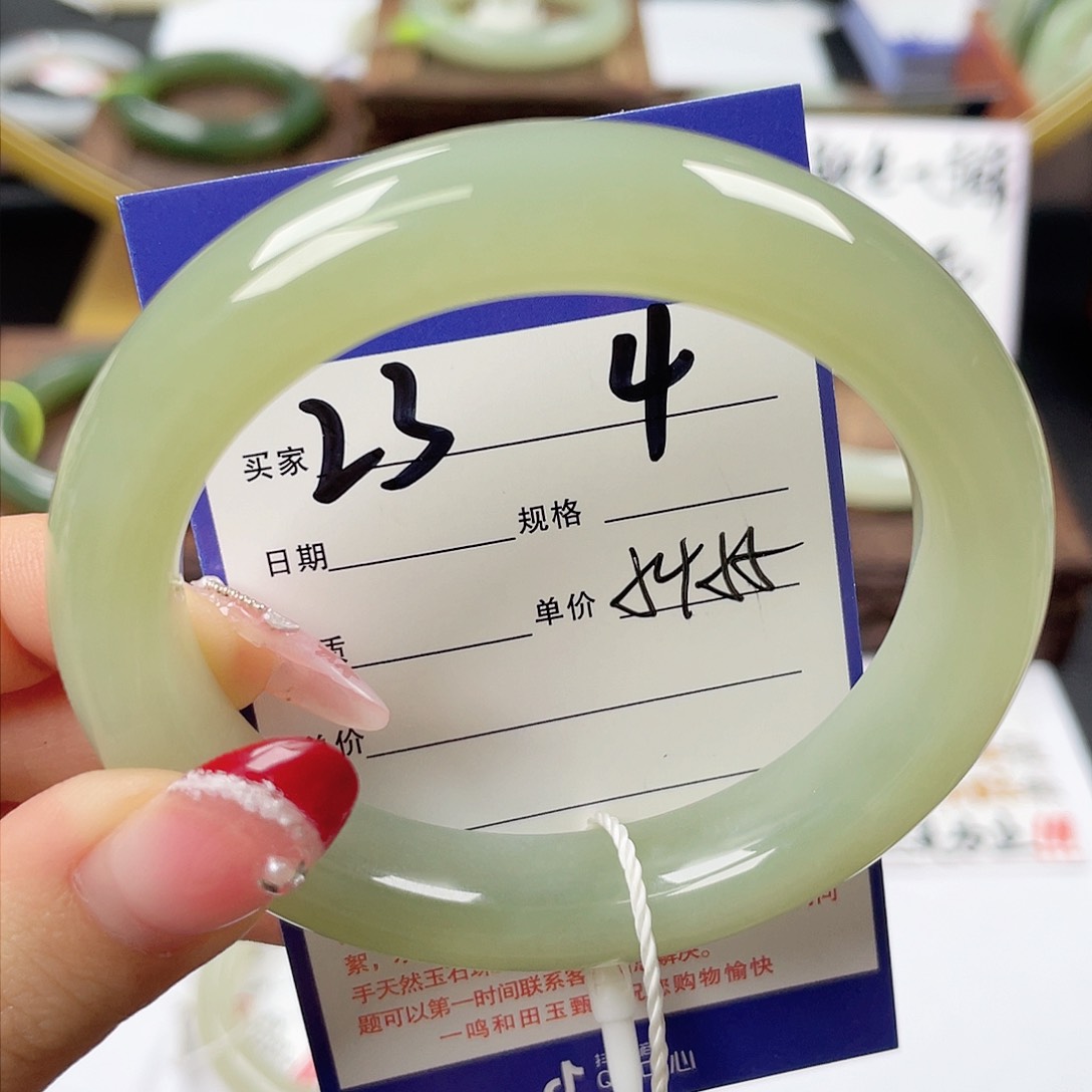 和田玉手镯未镶嵌跟****美