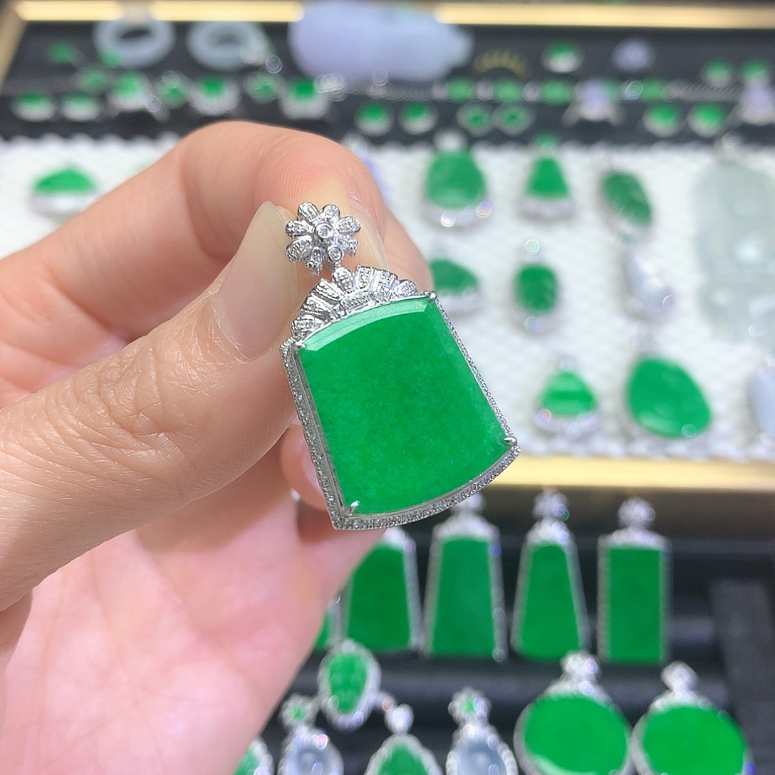 颈饰18K金镶嵌翡翠吊坠