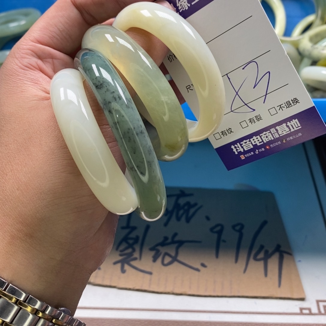 蛇纹石玉手镯未镶嵌