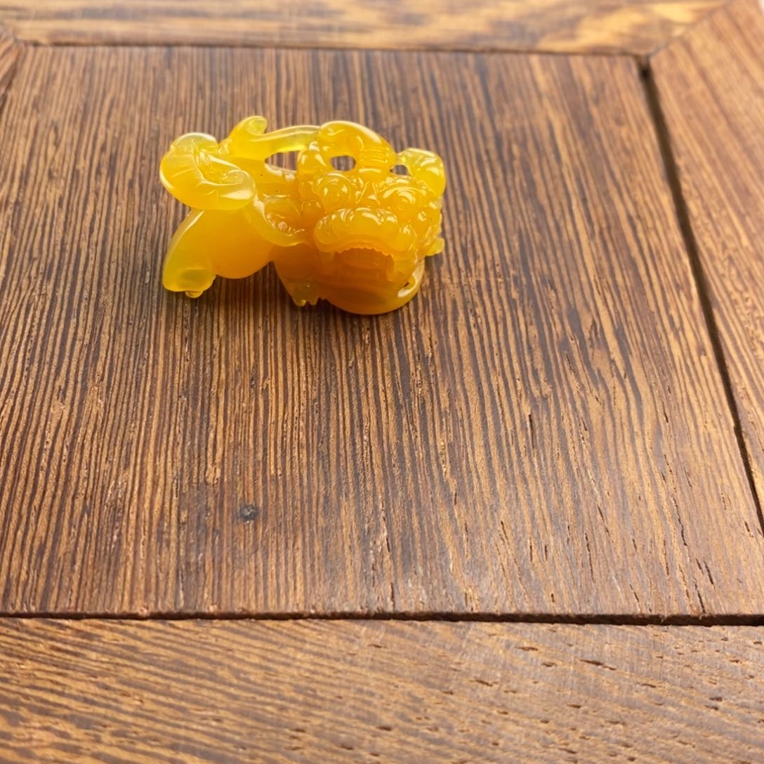 石英质玉（黄龙玉）未镶嵌颈饰