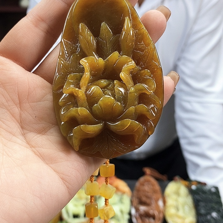蛇纹石玉吊坠未镶嵌