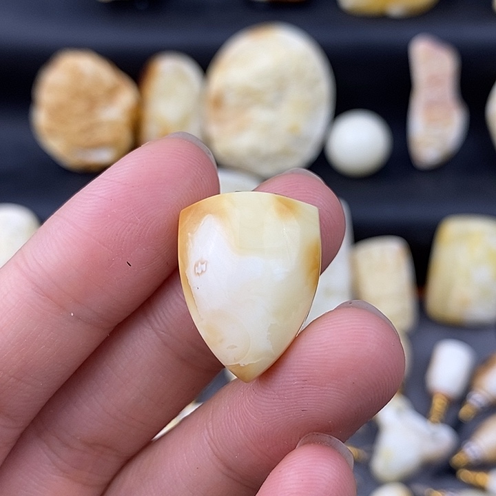 琥珀未镶嵌裸石盾牌a839