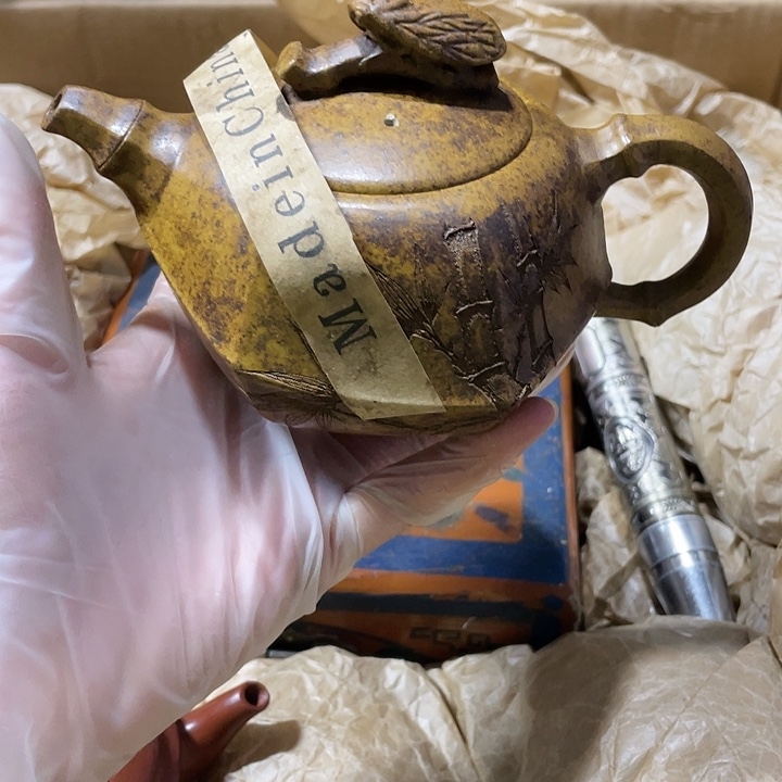 茶壶紫砂原矿泥料，手工制作的一把紫砂壶。