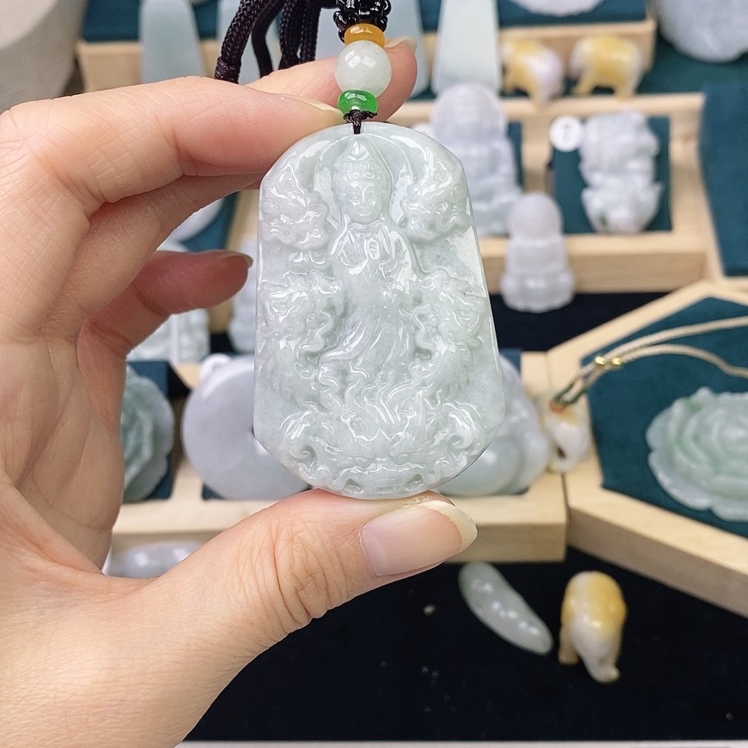 翡翠未镶嵌颈饰九龙观音