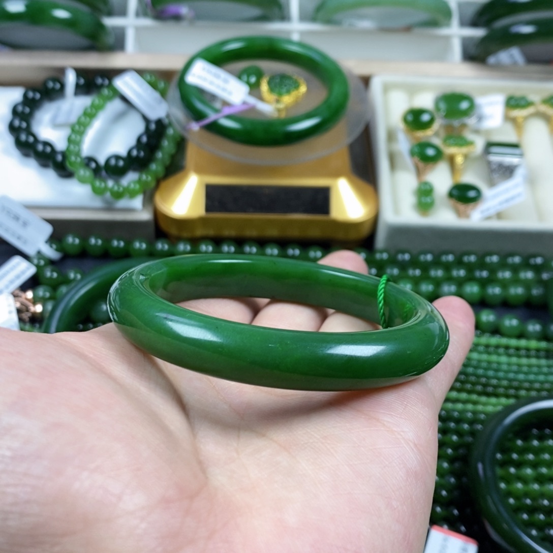 和田玉（碧玉）手镯未镶嵌人**味