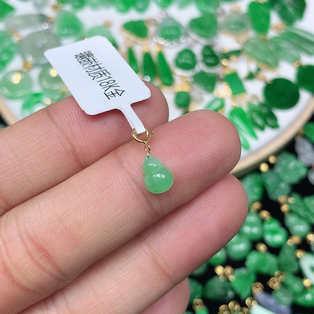 翡翠配石18K金扣 小巧精美飘阳绿小葫芦