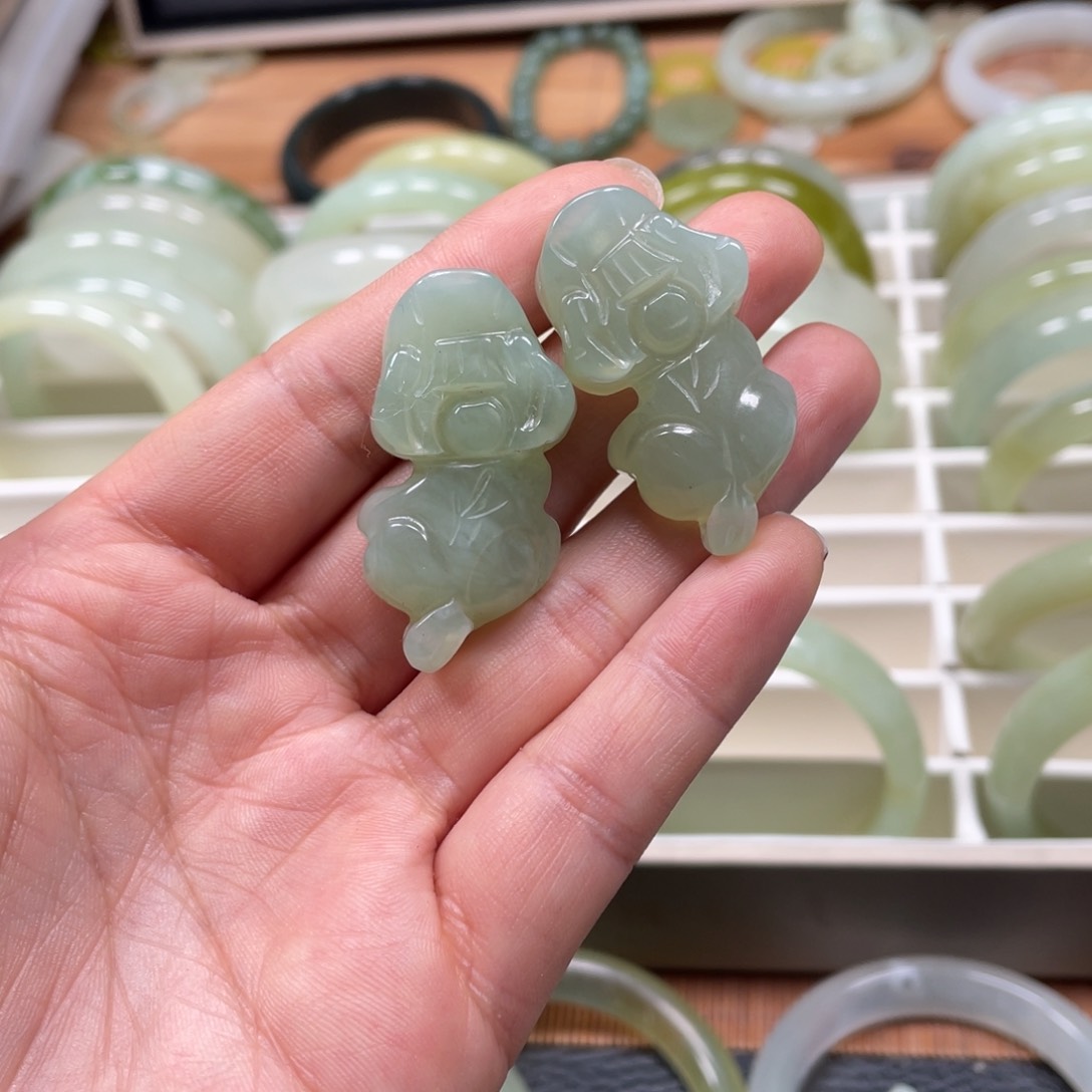 蛇纹石玉颈饰未镶嵌