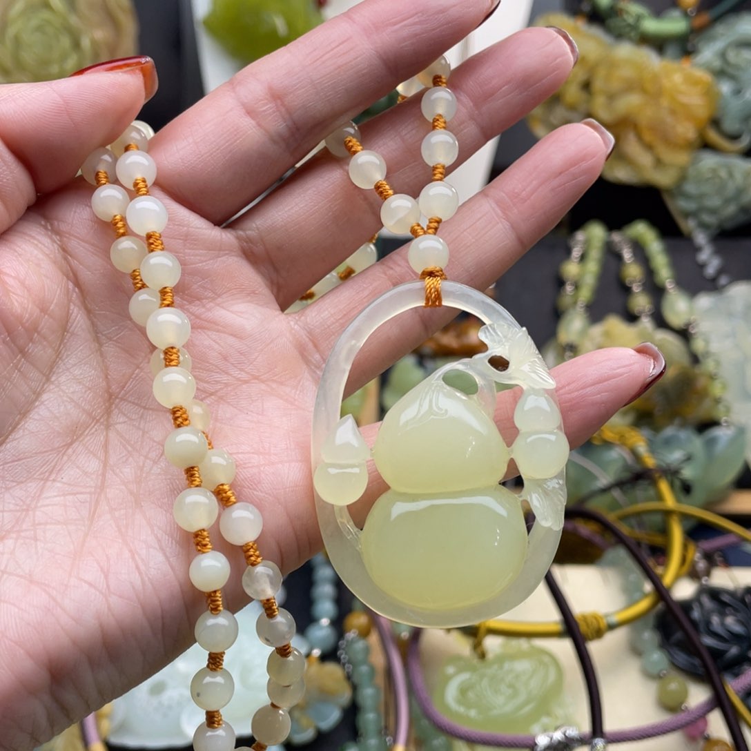 蛇纹石玉颈饰未镶嵌