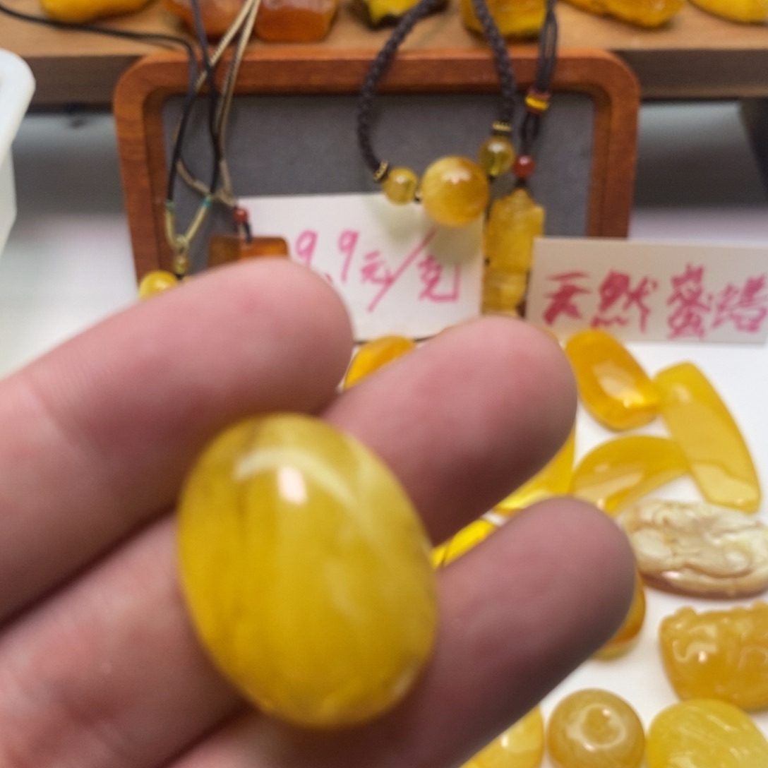 奶***皮未镶嵌颈饰琥珀蛋面