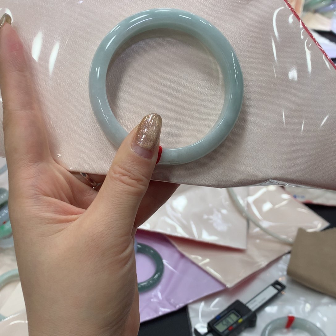 翡翠手镯未镶嵌钱**?买断