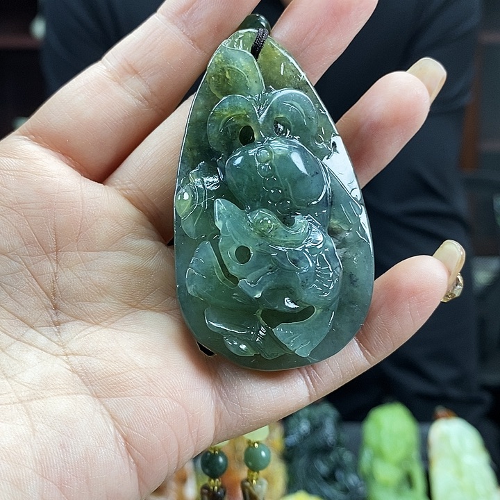 蛇纹石玉吊坠未镶嵌