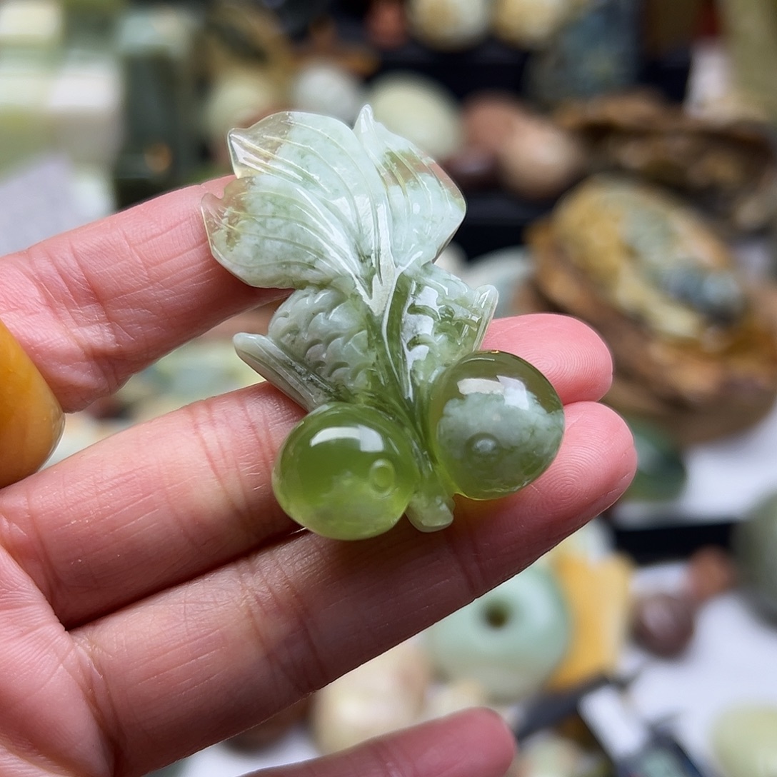 岫玉未镶嵌颈饰岫玉青提金鱼