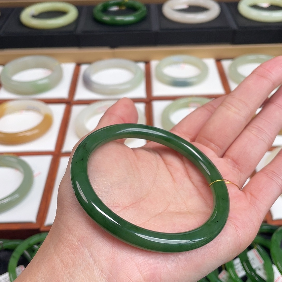 和田玉未镶嵌手镯-碧玉