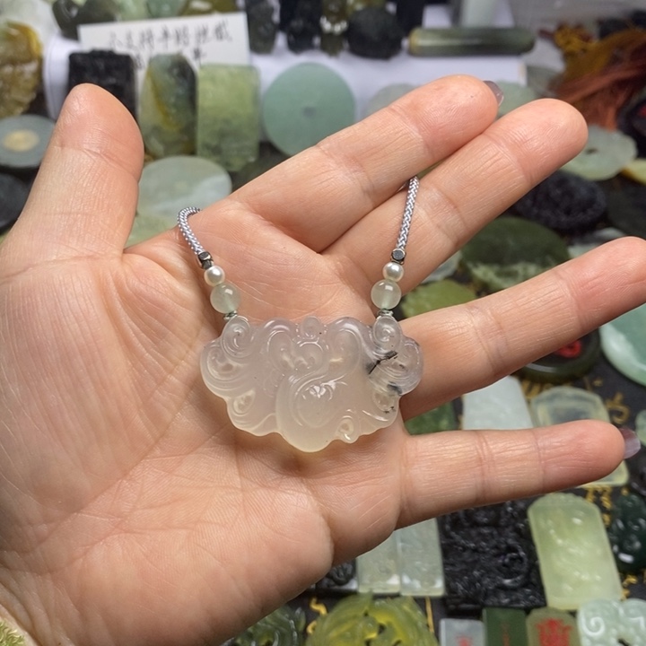 蛇纹石玉颈饰合金