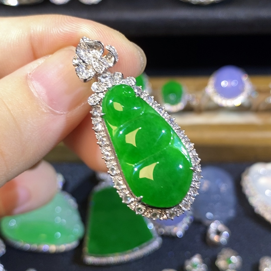 翡翠18K金镶嵌颈饰