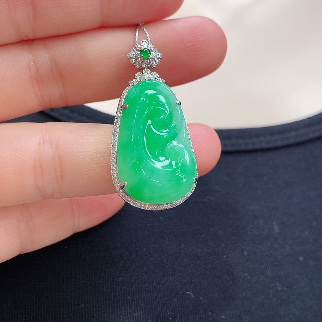 翡翠颈饰18K金镶嵌如意