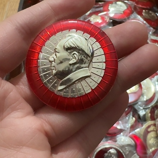 凡***就其他普通金属圆形红色人物像章