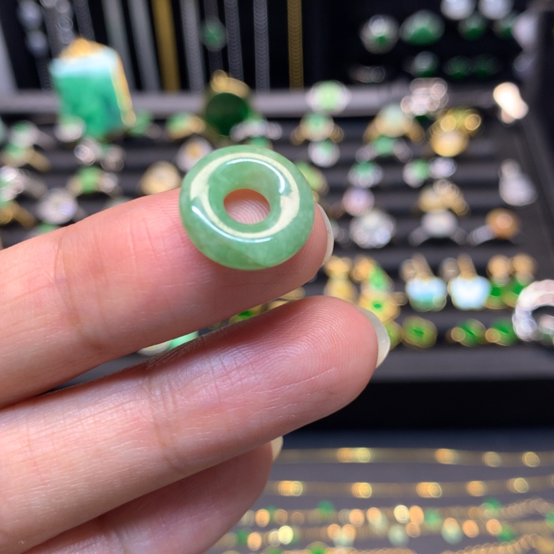 翡翠未镶嵌颈饰有纹裂