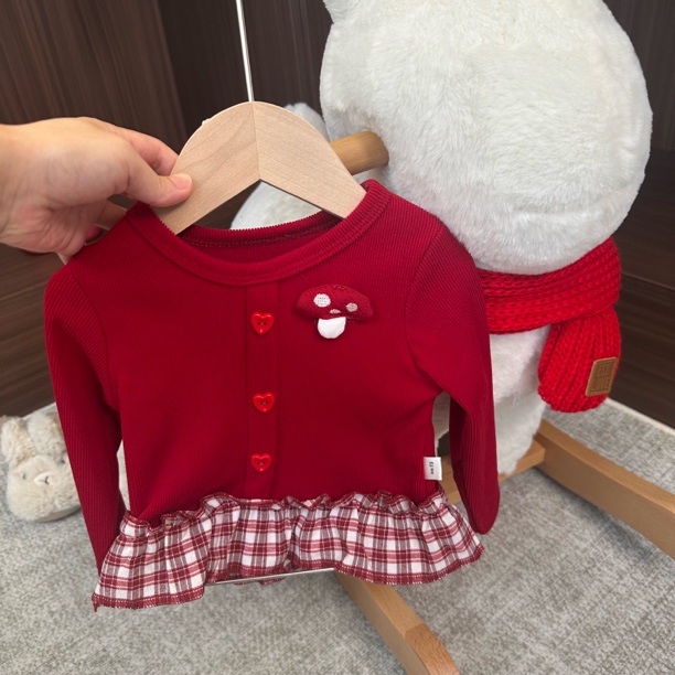 女宝秋款红色蘑菇格子上衣