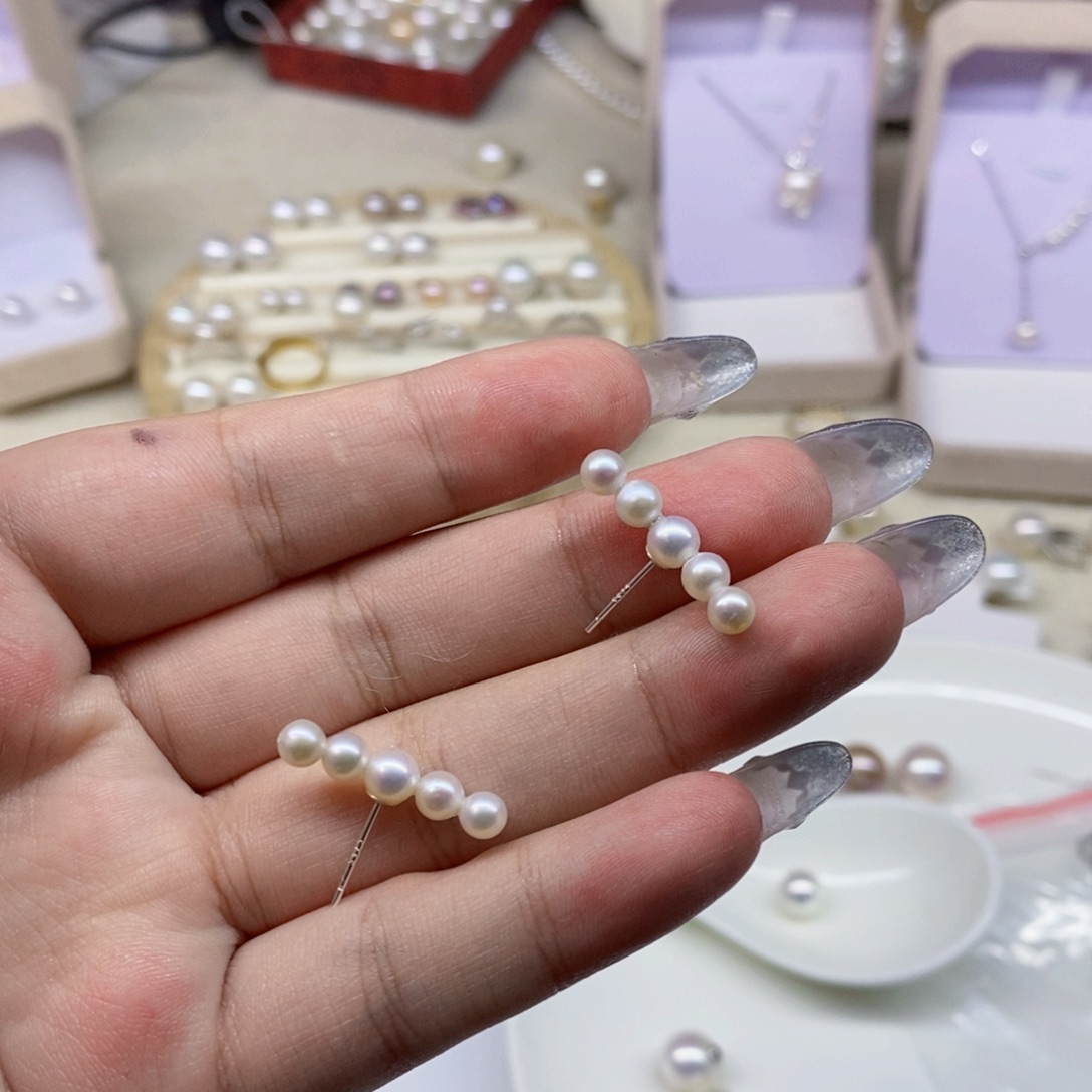 白***瑶淡水珍珠银S925镶嵌天然珍珠白珍珠微笑耳钉