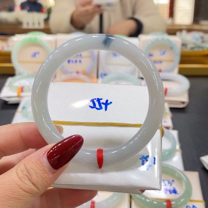 翡翠手镯未镶嵌翡翠