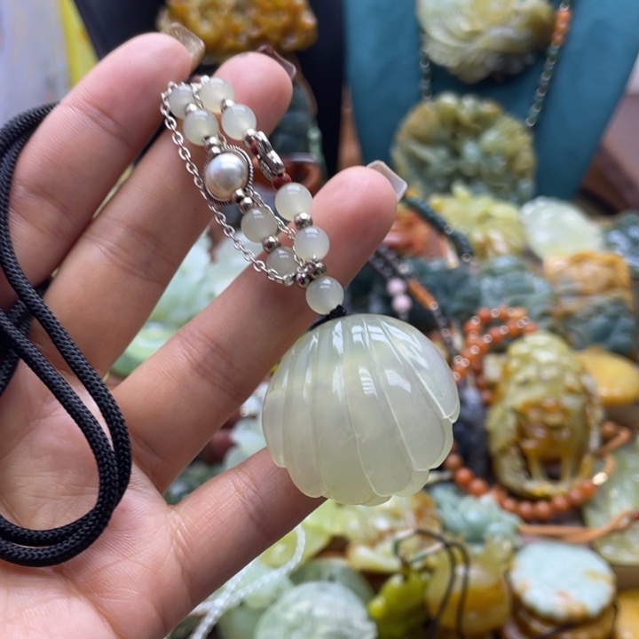 蛇纹石玉未镶嵌颈饰