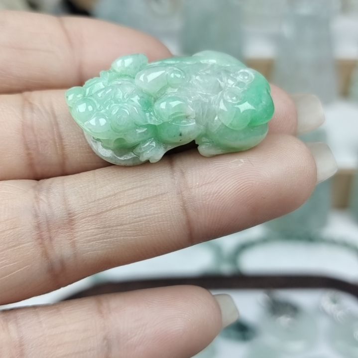 翡翠颈饰未镶嵌天然缅料A货貔貅。