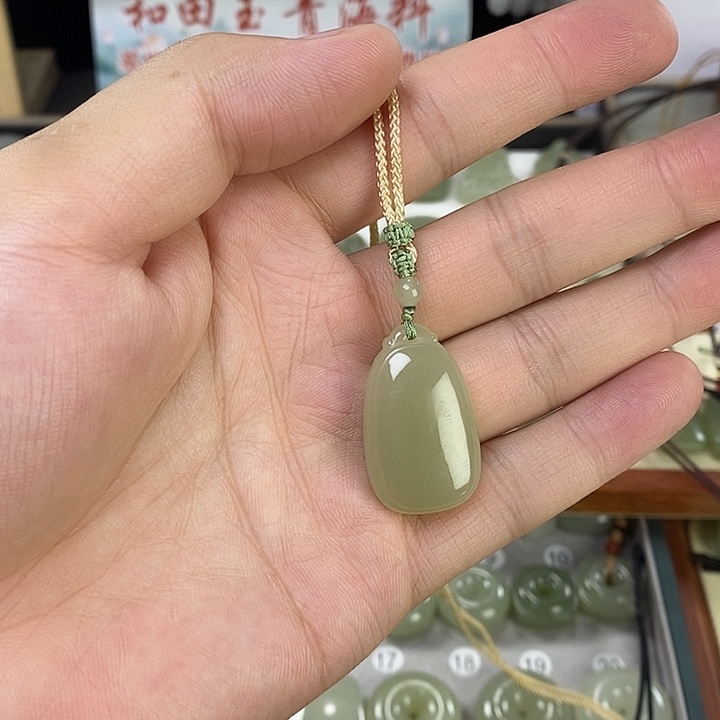 酸***萄颈饰未镶嵌和田玉
