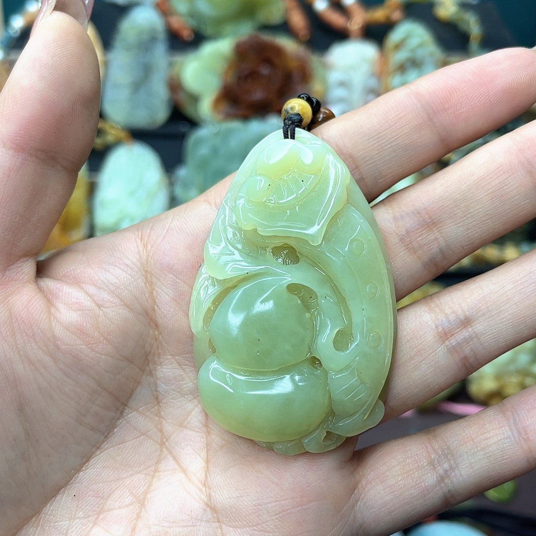 蛇纹石玉颈饰未镶嵌